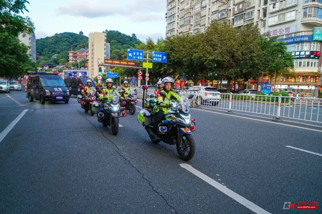 新罗公安开展夏夜治安巡查宣防第一次集中统一行动暨"龙威8号"集中