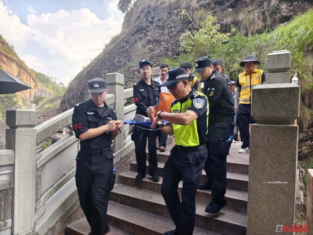 一名游客在连城竹安寨摩天岭犯病,走不动路了,女儿紧急救助帮忙......!暖心警事N...-龙岩热点-龙岩KK网